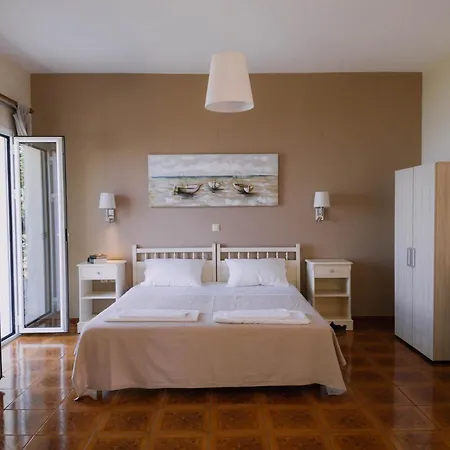 Lorraine's Style Studios, Shared Swimming Pool And Bbq Only For Guests At Simotata Village