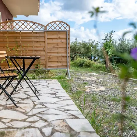 Lorraine's Style Studios, Swimming Pool And Bbq Only For Guests Apartment