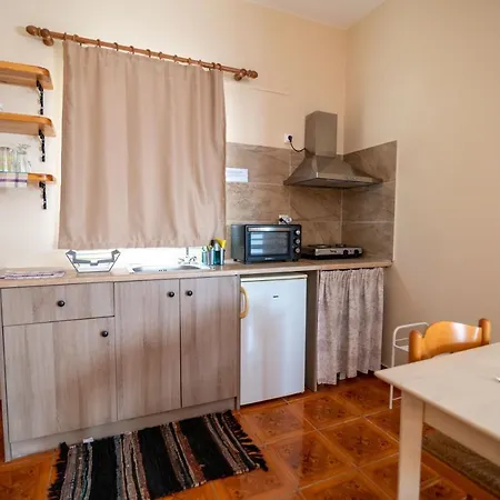Lorraine's Style Studios, Swimming Pool And Bbq Only For Guests Apartment *