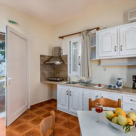 Lorraine's Style Studios, Swimming Pool And Bbq Only For Guests Apartment *