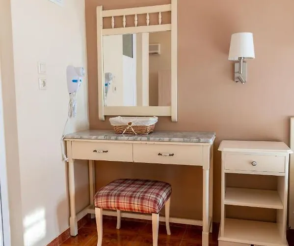 Lorraine's Style Studios, Shared Swimming Pool And Bbq Only For Guests At Simotata Village Apartament Lourdata (Kefalonia)