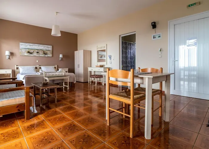 Lorraine's Style Studios, Shared Swimming Pool And Bbq Only For Guests At Simotata Village *