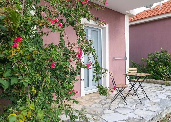 Lorraine's Style Studios, Shared Swimming Pool And Bbq Only For Guests At Simotata Village Apartament Lourdata (Kefalonia)