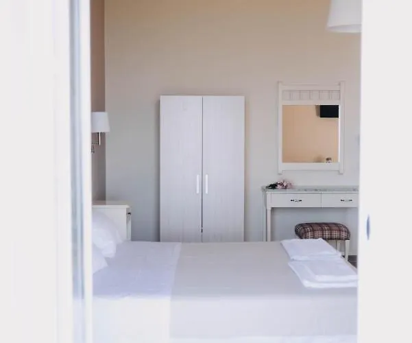 Lorraine's Style Studios, Shared Swimming Pool And Bbq Only For Guests At Simotata Village Apartament Lourdata (Kefalonia)
