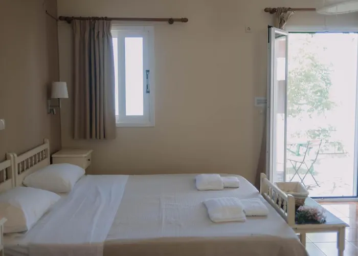Lorraine's Style Studios, Shared Swimming Pool And Bbq Only For Guests At Simotata Village Apartament Lourdata (Kefalonia)