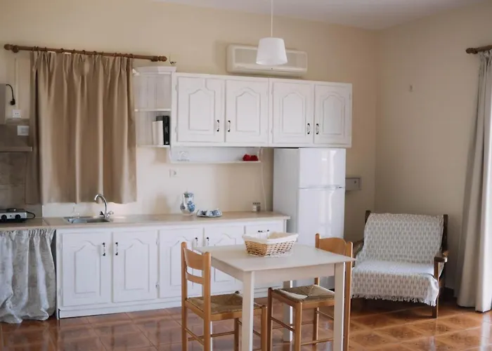 Lorraine's Style Studios, Shared Swimming Pool And Bbq Only For Guests At Simotata Village *