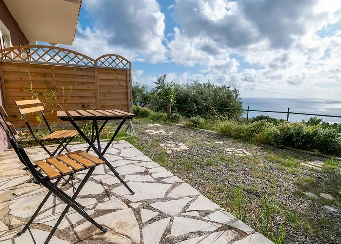 Lorraine's Style Studios, Shared Swimming Pool And Bbq Only For Guests At Simotata Village
