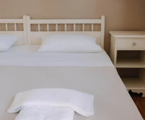 Lorraine's Style Studios, Shared Swimming Pool And Bbq Only For Guests At Simotata Village Apartament Lourdata (Kefalonia)