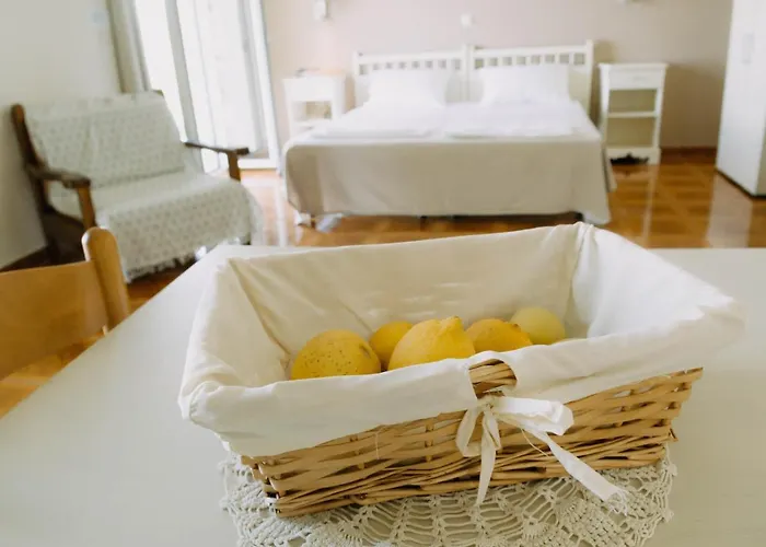 Lorraine's Style Studios, Shared Swimming Pool And Bbq Only For Guests At Simotata Village Apartament *