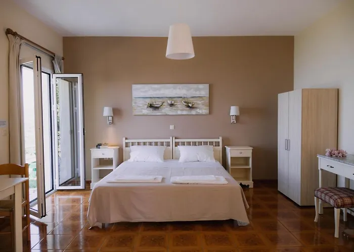Lorraine's Style Studios, Shared Swimming Pool And Bbq Only For Guests At Simotata Village