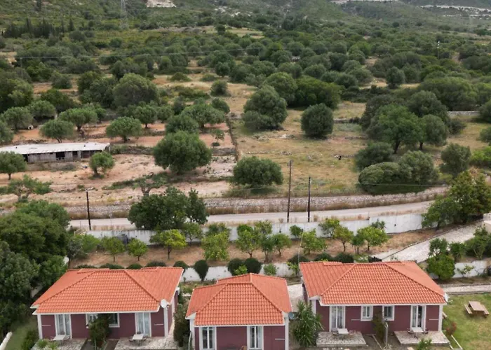 Lorraine's Style Studios, Shared Swimming Pool And Bbq Only For Guests At Simotata Village