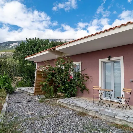 Lorraine's Style Studios, Shared Swimming Pool And Bbq Only For Guests At Simotata Village דירה